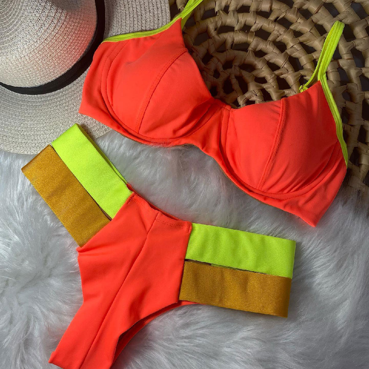 Stützender Bikini mit hoch geschnittenem Höschen von berg-feldt
