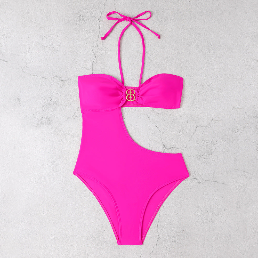 Maillot de bain moderne pour femme avec découpes et fermoir décoratif de berg-feldt