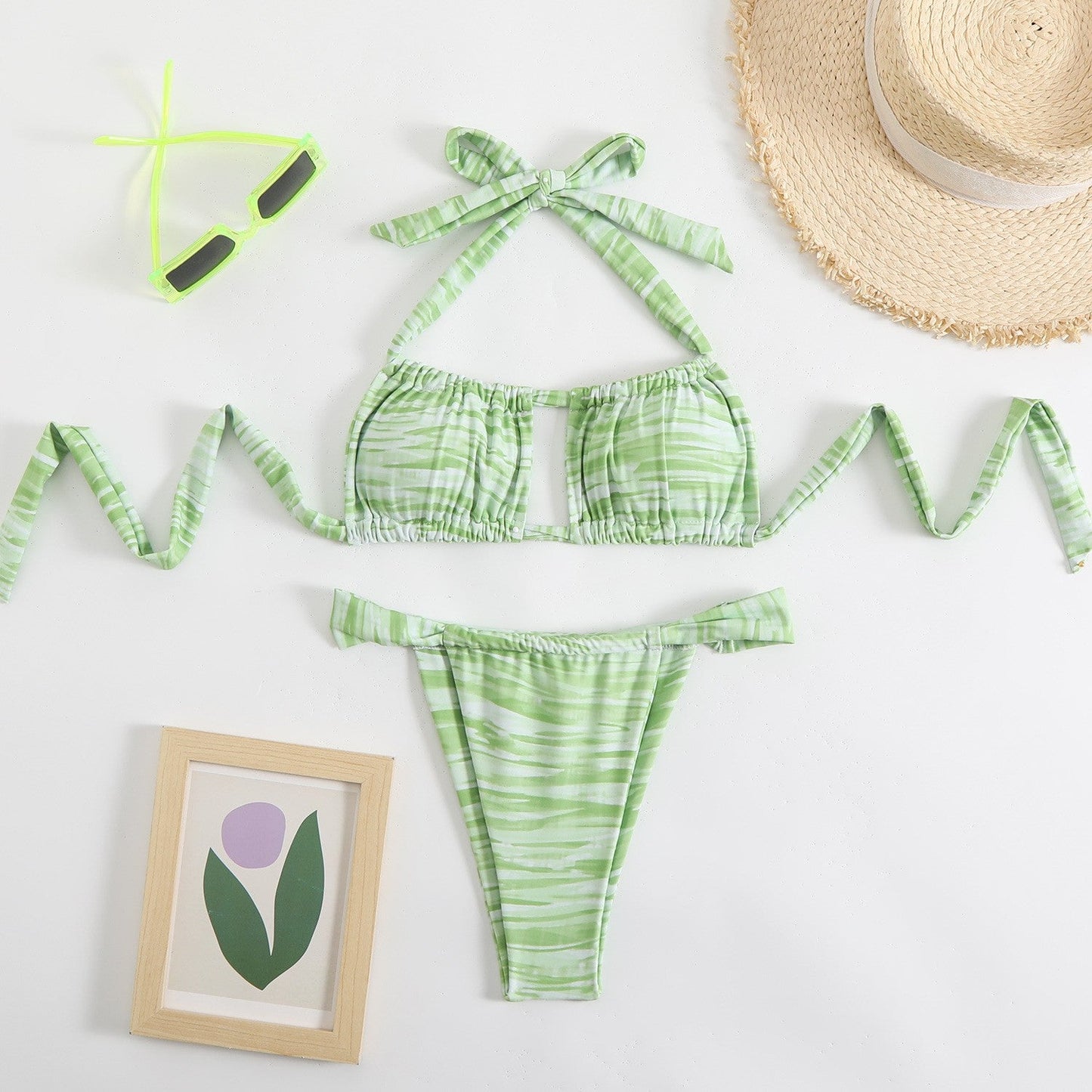 Haut de maillot de bain avec lacets sophistiqués et coupe haute par berg-feldt