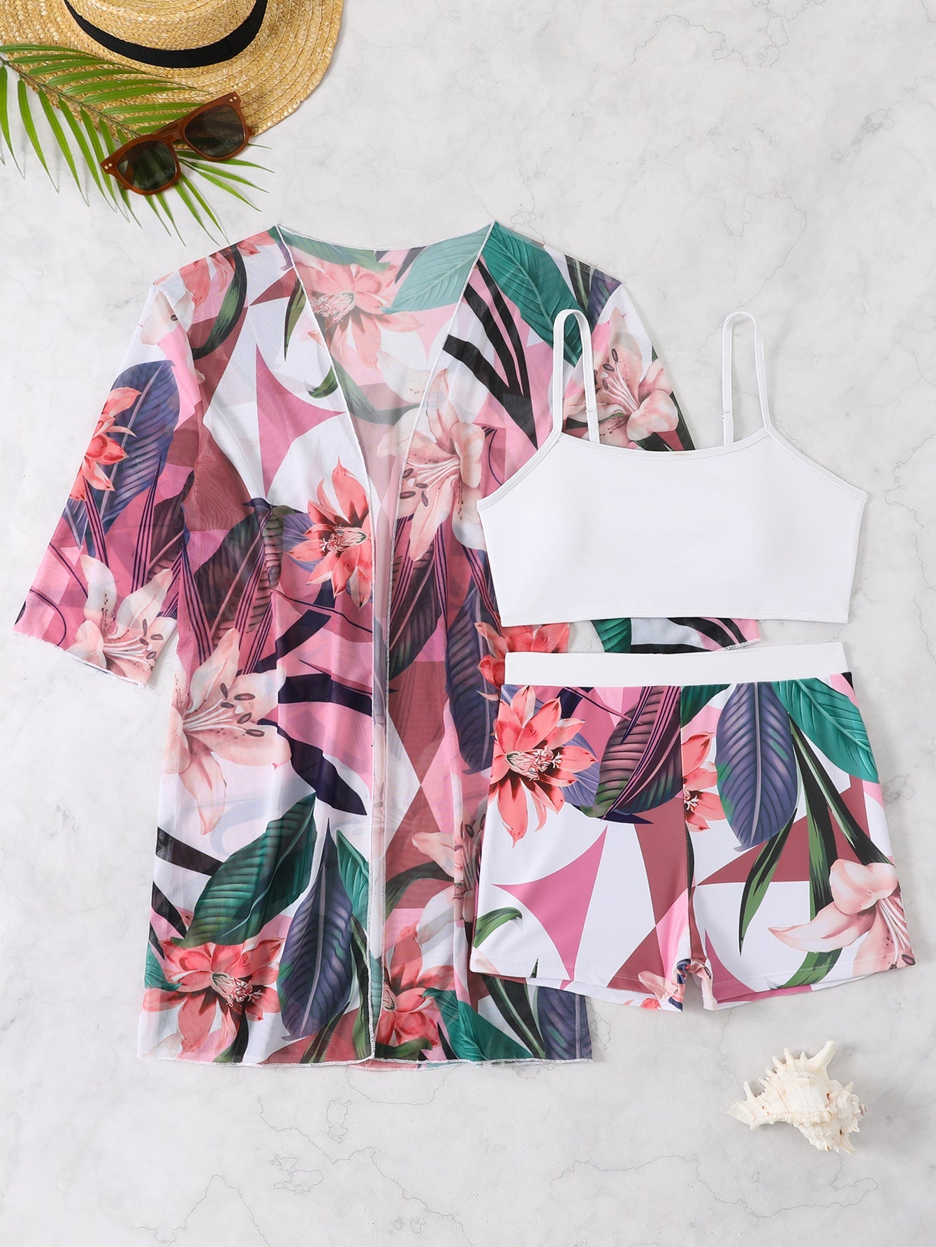 Mode de plage pour femmes : Kimono fleuri et short sportif de berg-feldt