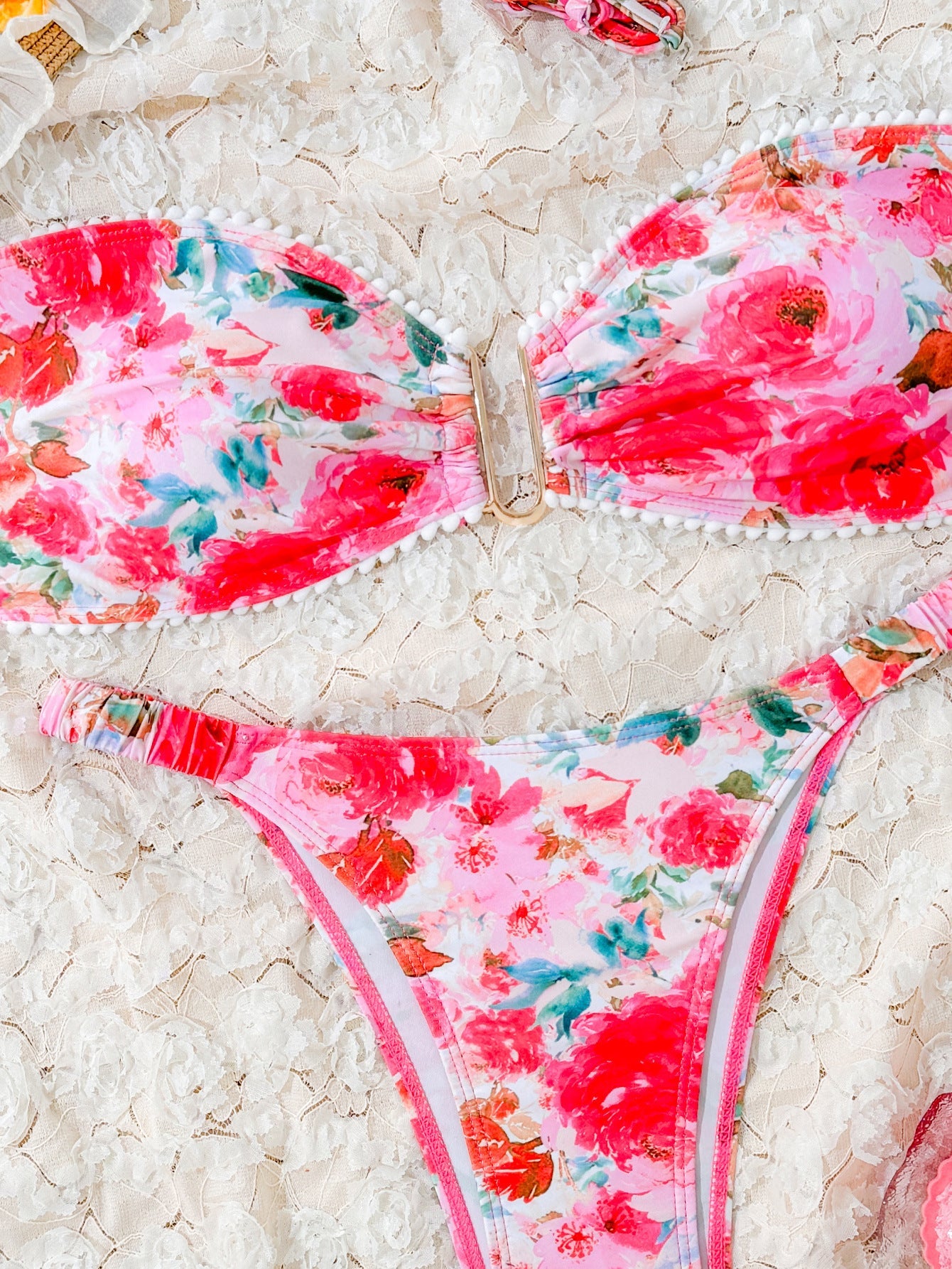 Haut de maillot de bain élégant à fleurs avec détails de bijoux par berg-feldt