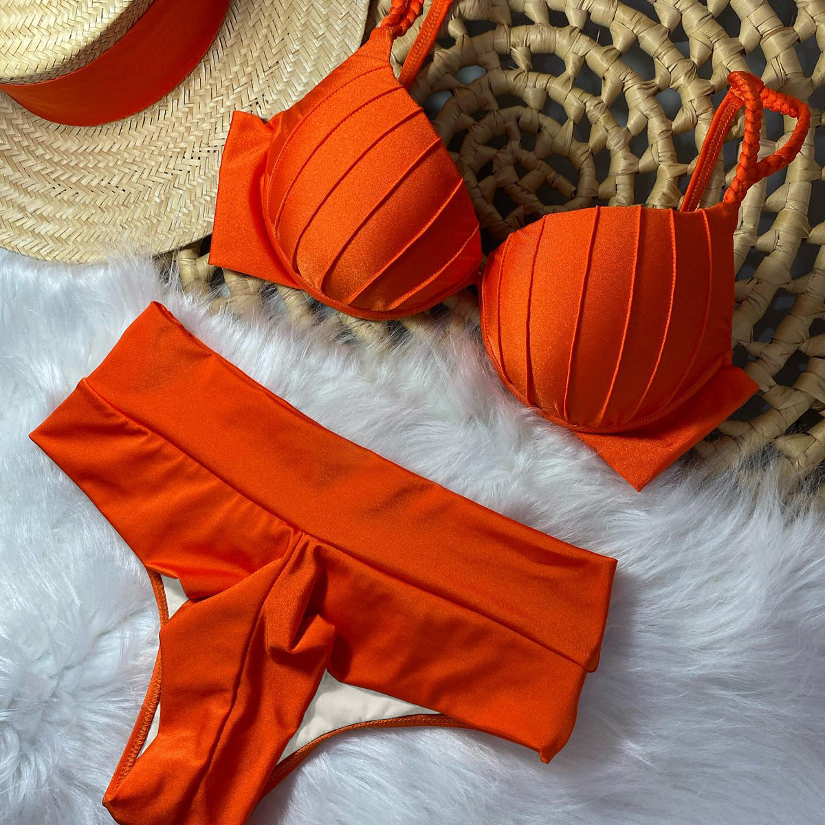 Haut de bikini femme élégant avec matière innovante et détails plissés par berg-feldt