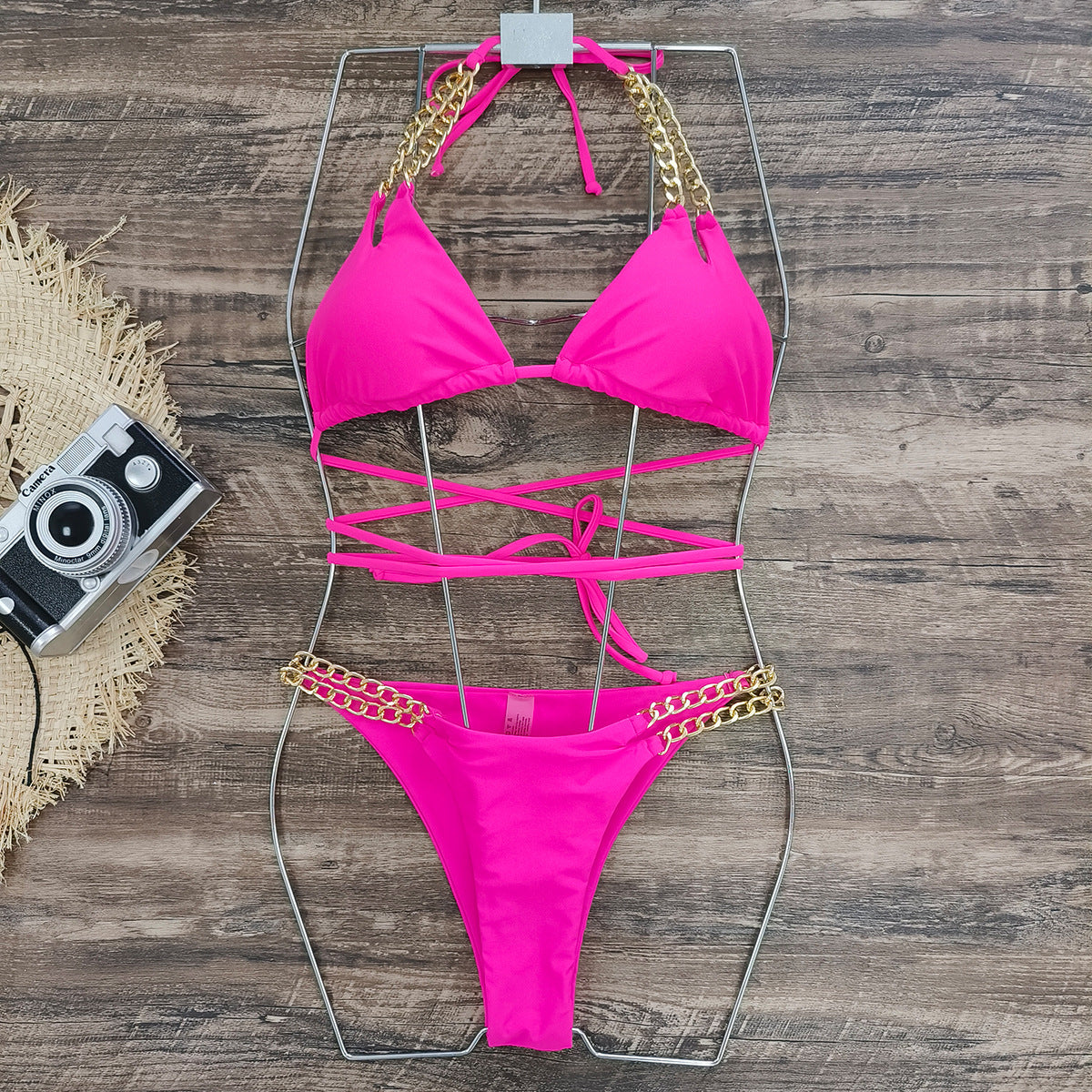 Ensemble de bikini pour femme avec détail chaîne tendance et coupe exceptionnelle de berg-feldt