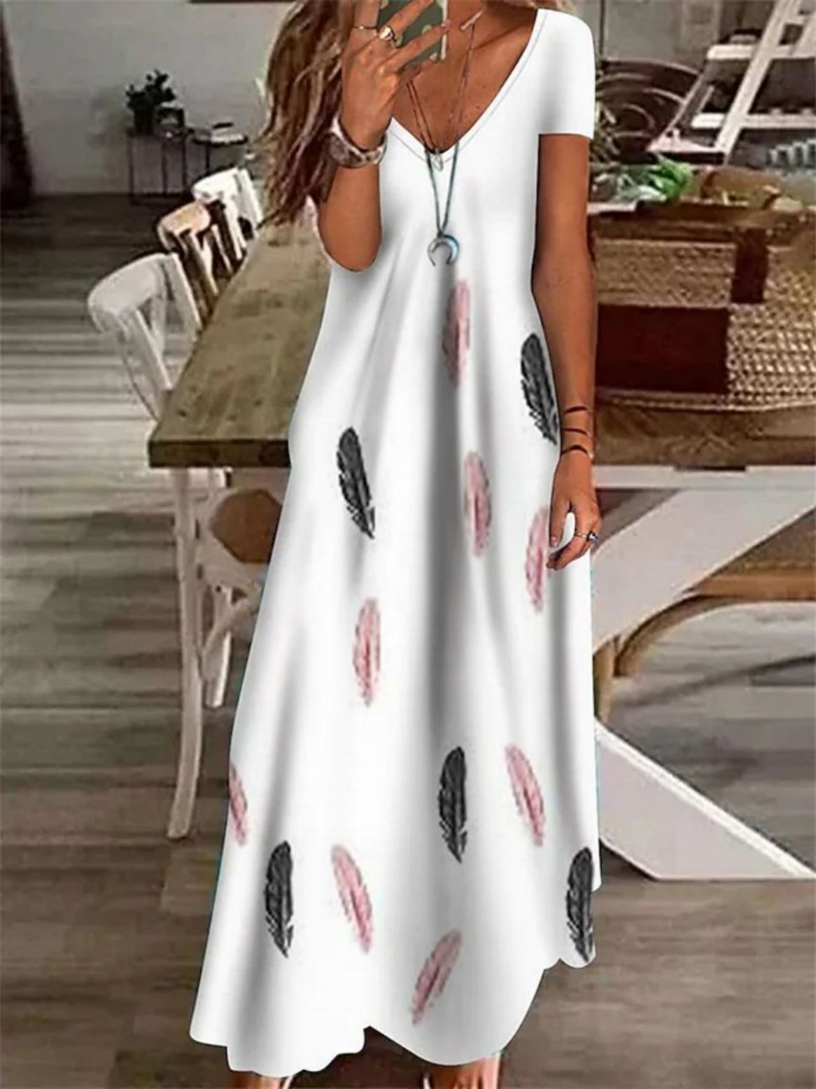 Elegantes Maxikleid für Damen mit V-Ausschnitt und fließendem Schnitt von berg-feldt