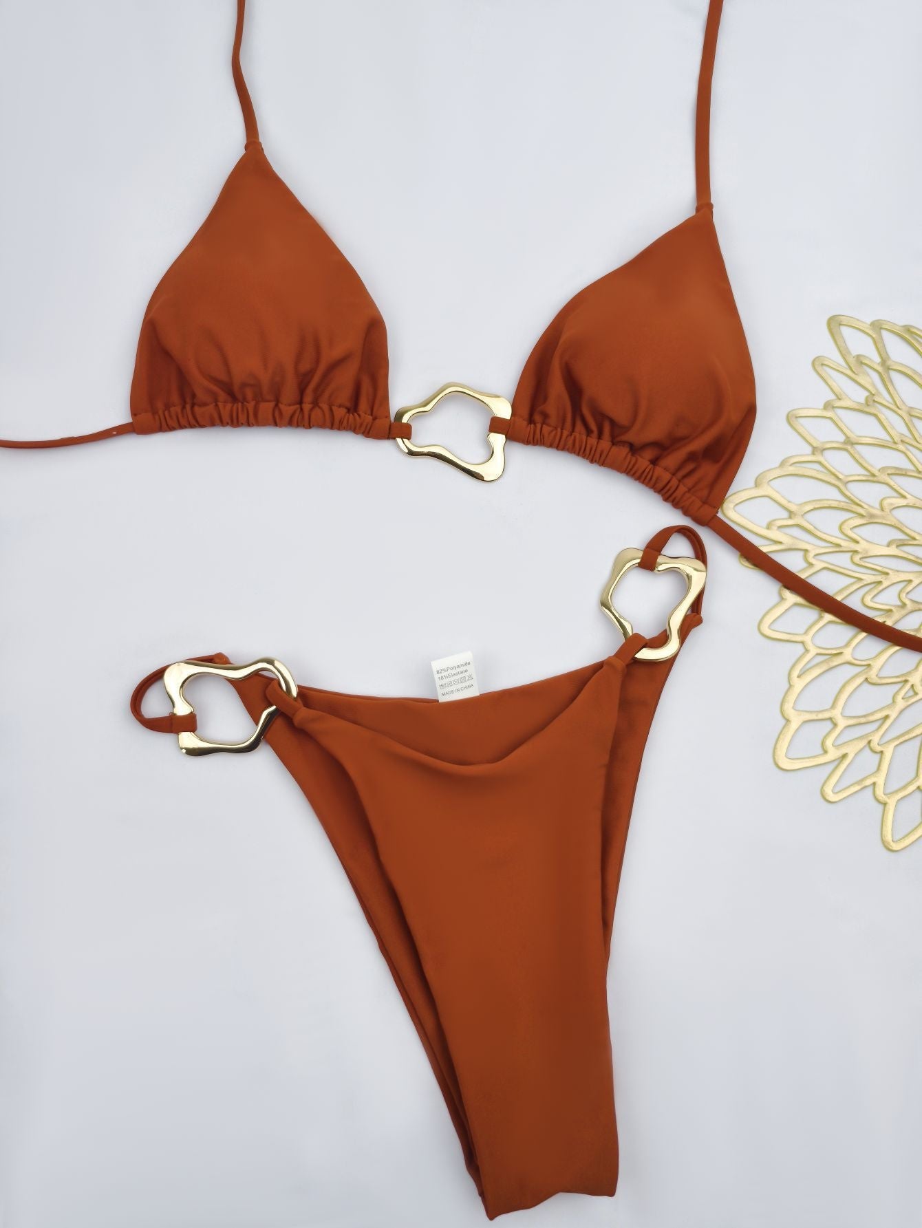 Eleganter Damen-Bikini mit goldenen Details und verstellbaren Trägern von berg-feldt