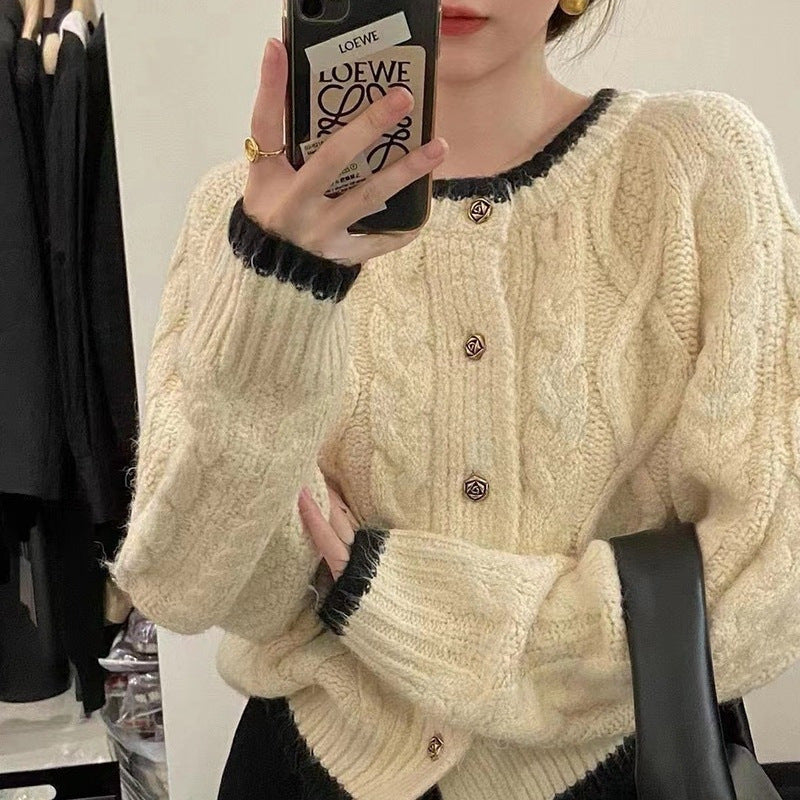 Damen gemütliche Strickjacke mit elegantem Zopfmuster und kontrastierenden Abschlüssen Berg-Feldt - Berg-Feldt