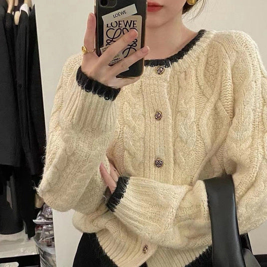 Damen gemütliche Strickjacke mit elegantem Zopfmuster und kontrastierenden Abschlüssen Berg-Feldt - Berg-Feldt