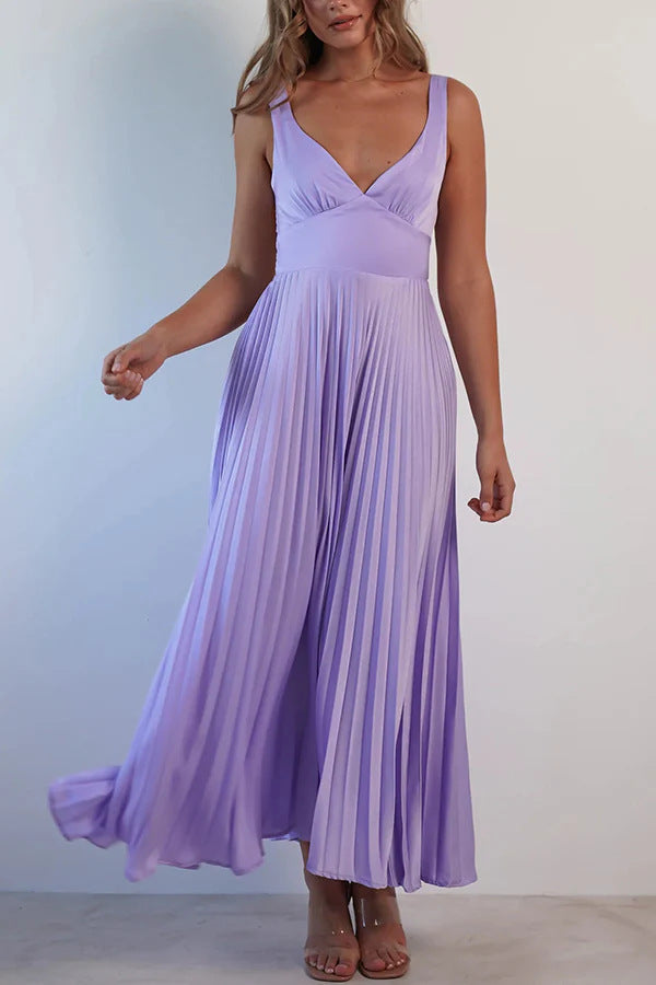 Robe longue élégante avec col en V, plissée et coupe fluide de berg-feldt