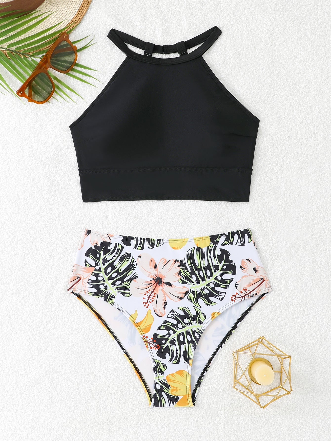 Sportlicher Damen-Bikini mit hochgeschlossenem Top und Blumenhose von berg-feldt