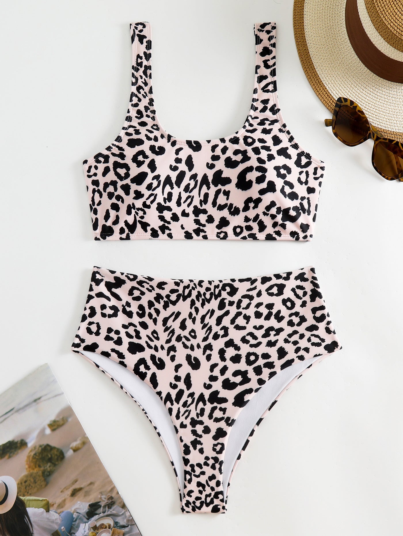 Trendiger Damen-Bikini mit hohem Schnitt und Leopardenmuster von berg-feldt