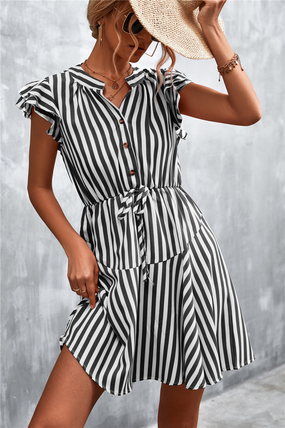 Robe courte à manches courtes pour femme, style rayé tendance, avec cordon de serrage à la taille et élégants détails volantés, Berg-Feldt