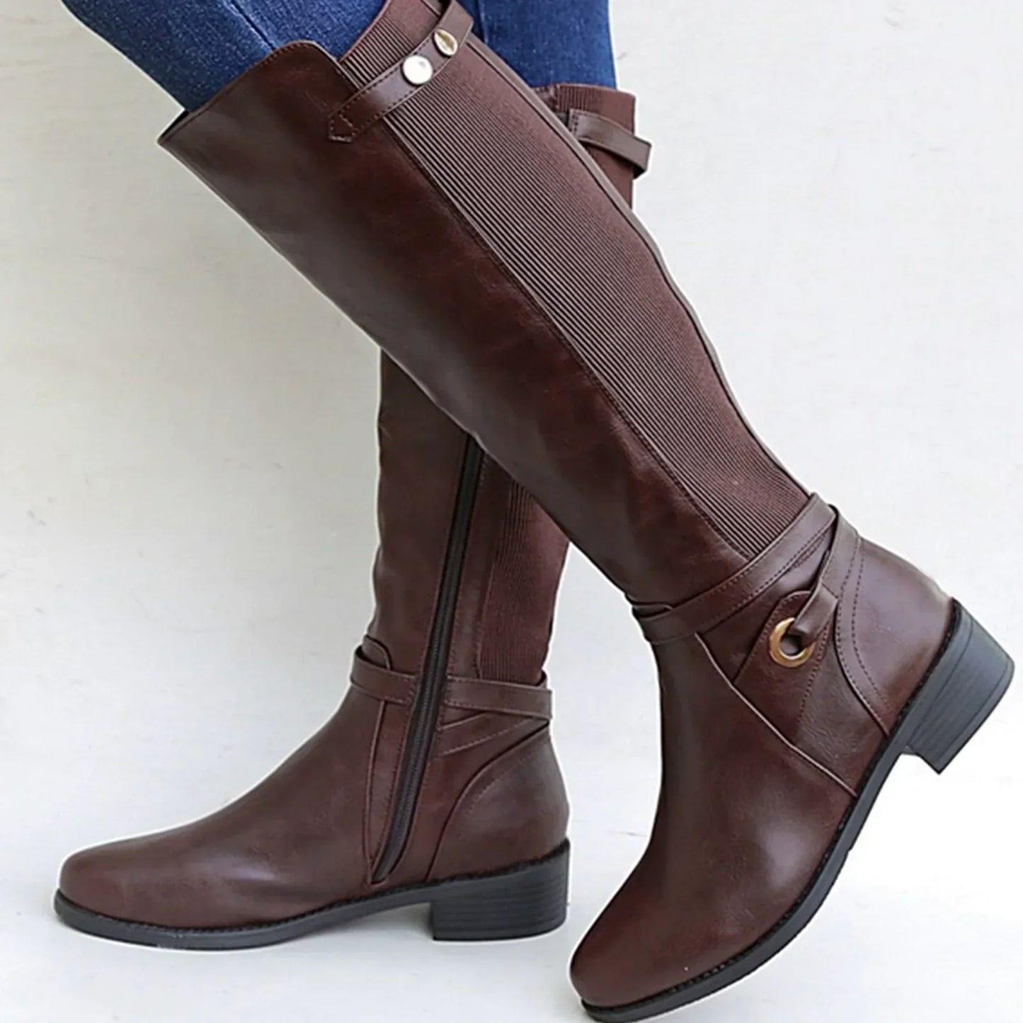 Berg-Feldt | Knielange Stiefel – Slim Fit – Elastisches Panel – Niedriger Blockabsatz – Schnallenriemen