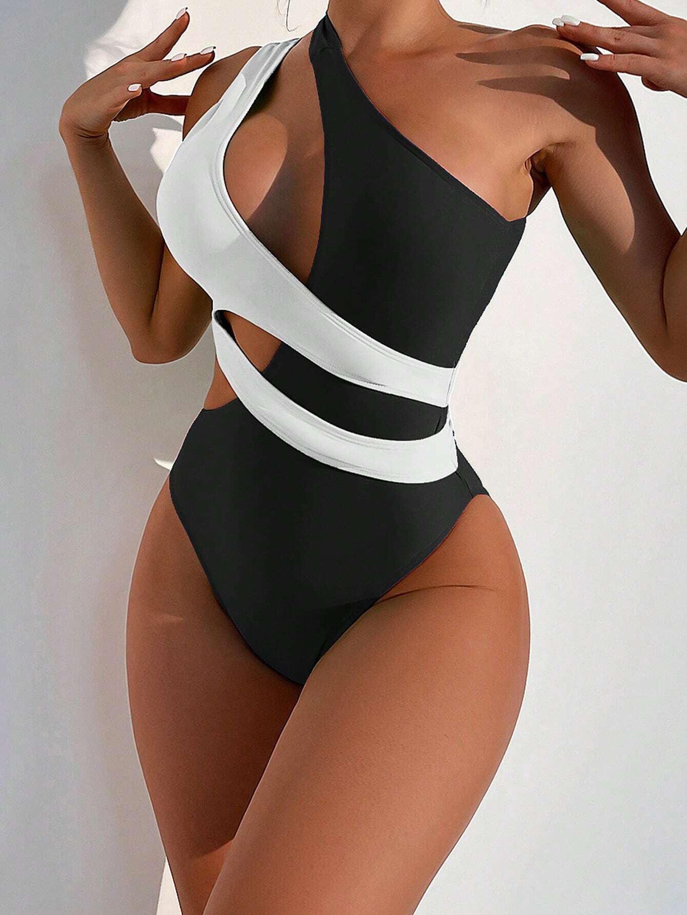 Badeanzug für Damen mit raffinierten Cut-outs von berg-feldt