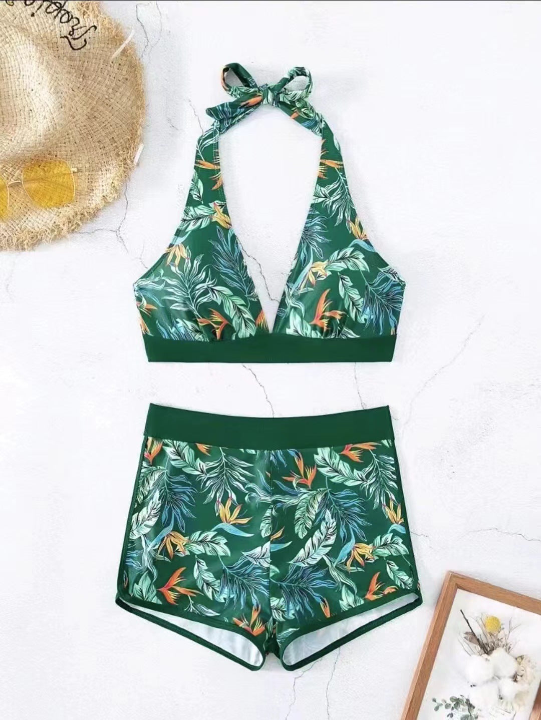 Sportliches Damen Bade-Bikini Oberteil mit tiefem Ausschnitt und Shorts von berg-feldt