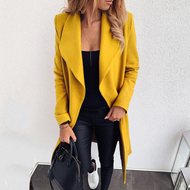 Long blazer élégant pour femme, coupe décontractée et détails soignés, par berg-feldt