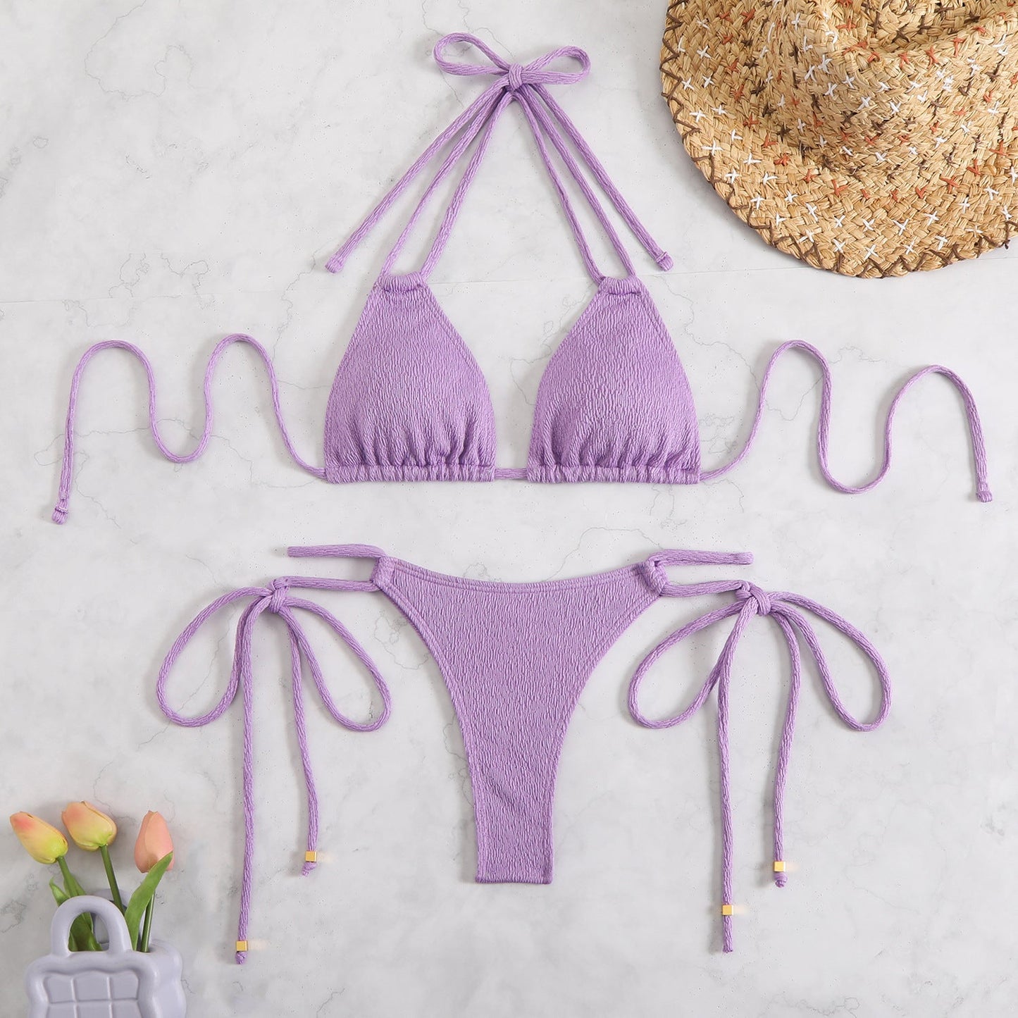 Ensemble de bikini avec hauts triangle, liens sophistiqués et textures modernes par berg-feldt