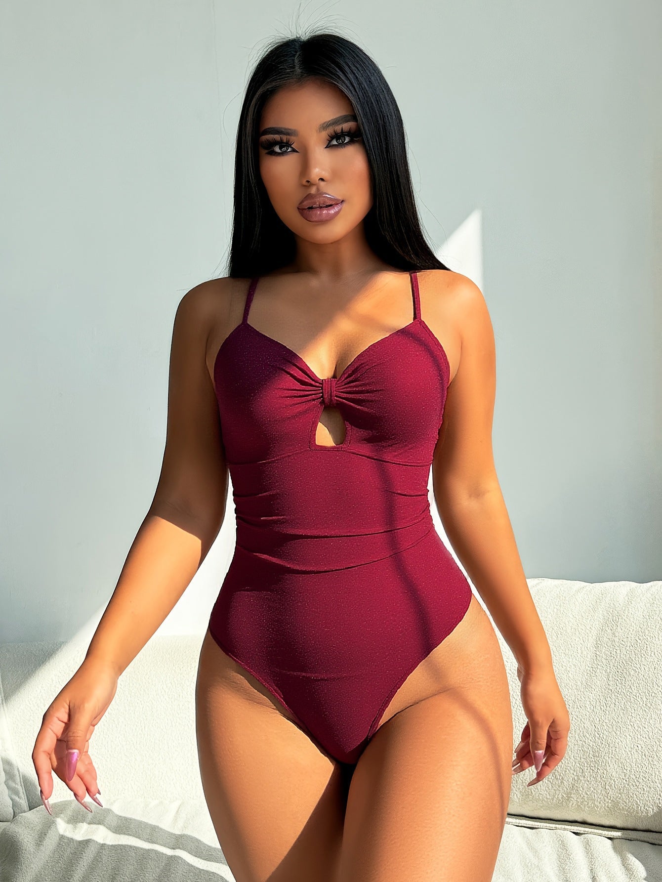 Elegantes Damen Badeanzugs Modell mit raffiniertem Beinschlitz und stylischem Knoten von berg-feldt