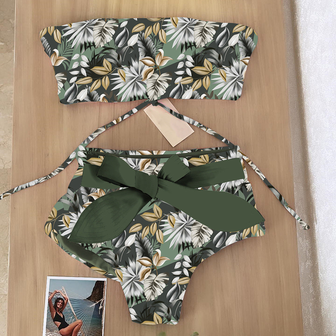 Bikiniset für Damen mit Bandeau-Oberteil und hoch sitzender Hose von berg-feldt
 - berg-feldt