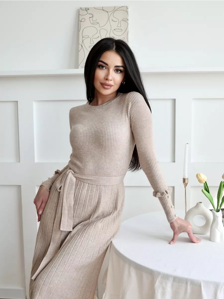 Elegantes Damenstrickkleid mit Rippstruktur und modischen Ärmeldetails von berg-feldt