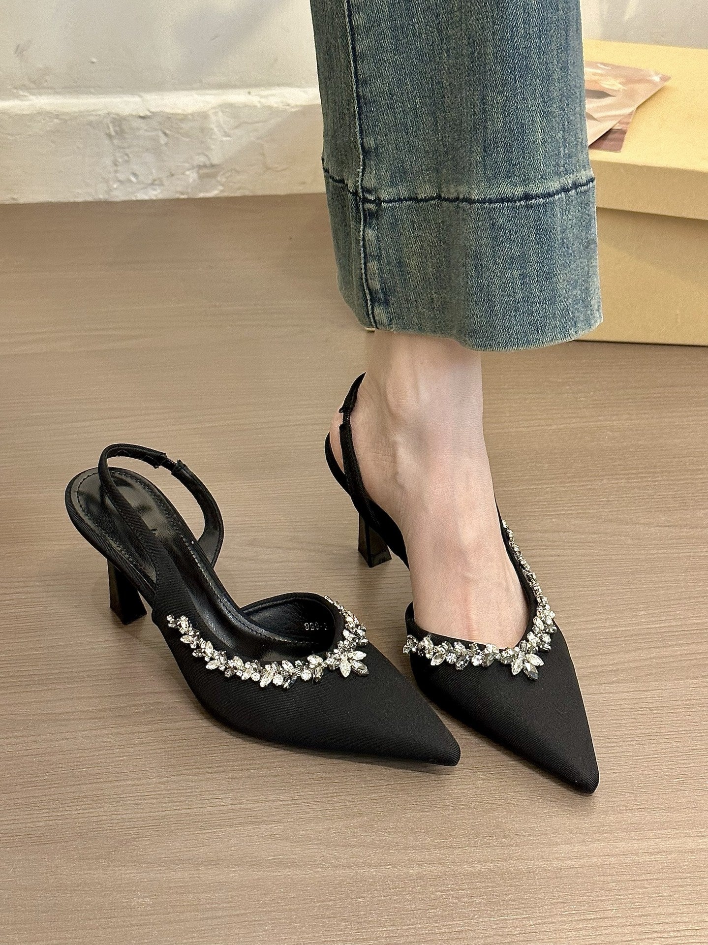 Elegante Damen Slingback-Absätze mit Spitze und Strassbesatz von Berg-Feldt