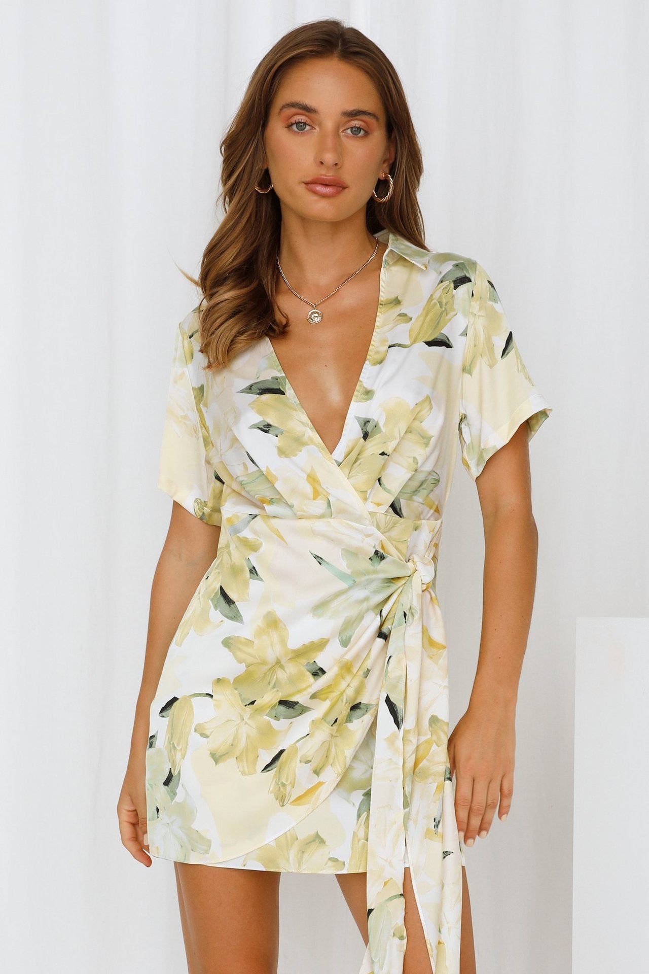 Elegantes Damen Minikleid mit Blumenmuster und Wickeldesign von berg-feldt