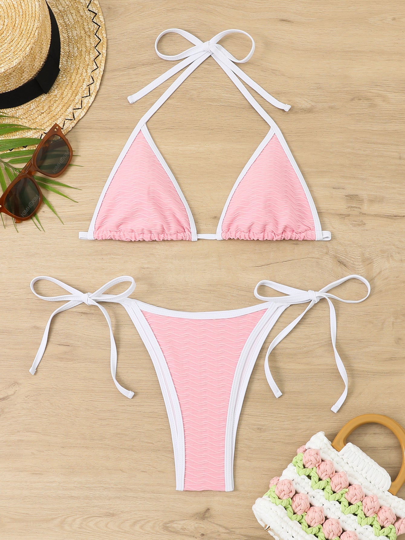 Ensemble bikini berg-feldt avec haut triangle, lien à nouer fantaisie et tissu texturé