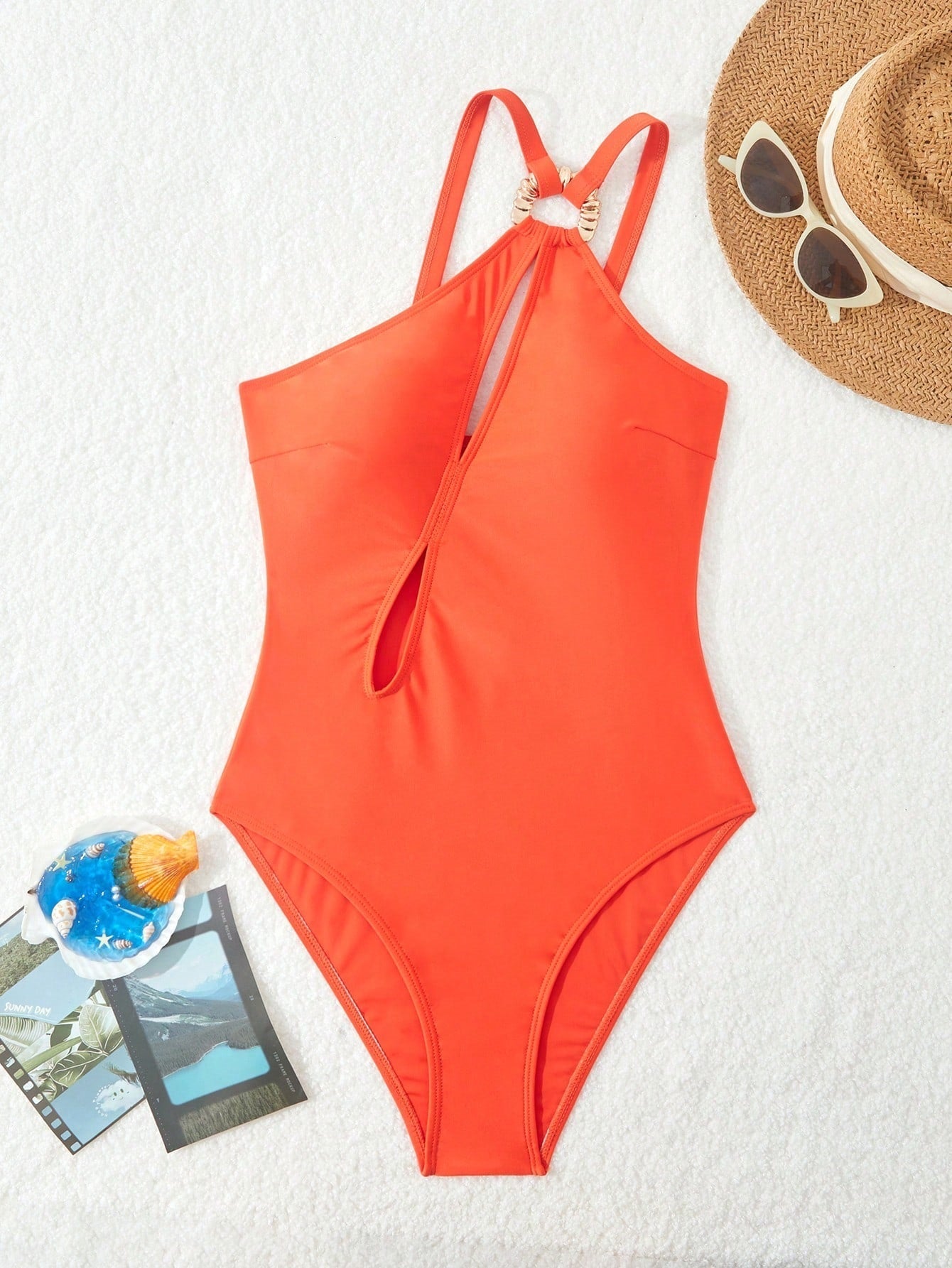 Maillot de bain sportif pour femme avec découpes et détails élégants de berg-feldt