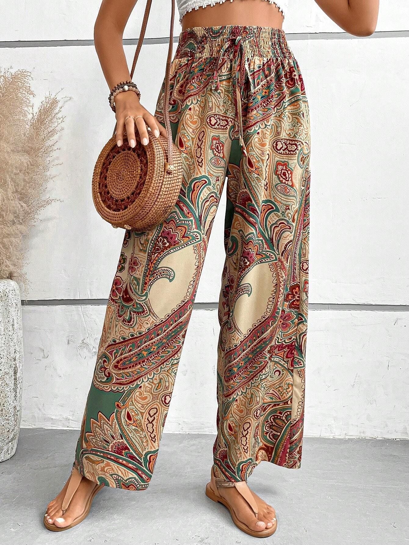 Pantalon femme confortable pour les vacances, avec taille élastique et imprimé amusant de montagnes et de champs.
