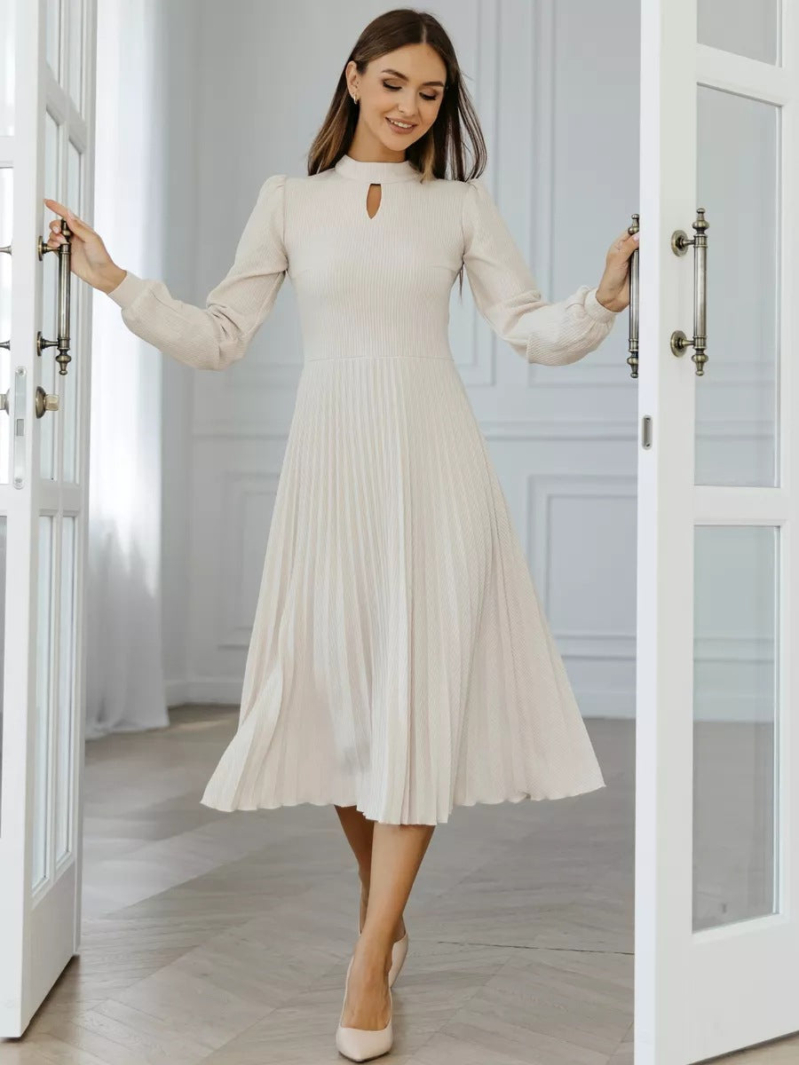 Élégante robe midi pour femmes de berg-feldt avec plis et col montant