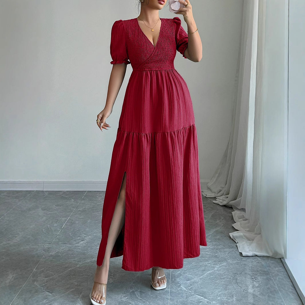 Langes Damenkleid mit tiefem V-Ausschnitt und Volants von berg-feldt