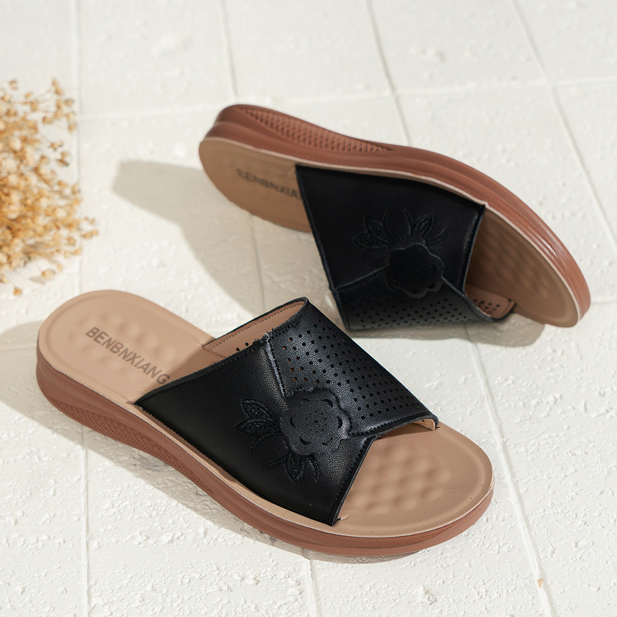 Bequeme Damen-Sommerschlappen mit Lochmuster-Blütenapplikation von berg-feldt