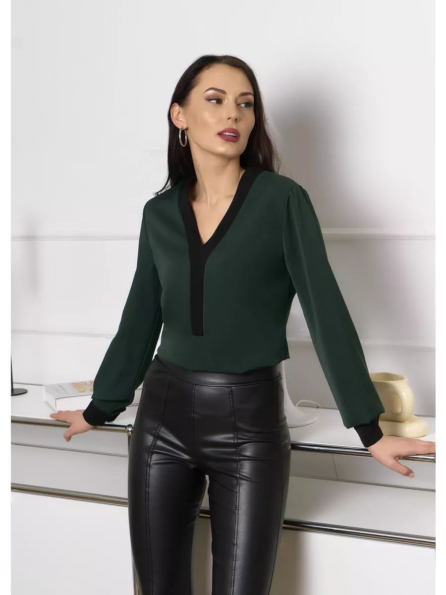 Elegante Damenbluse mit modernen Kontrastdetails von berg-feldt