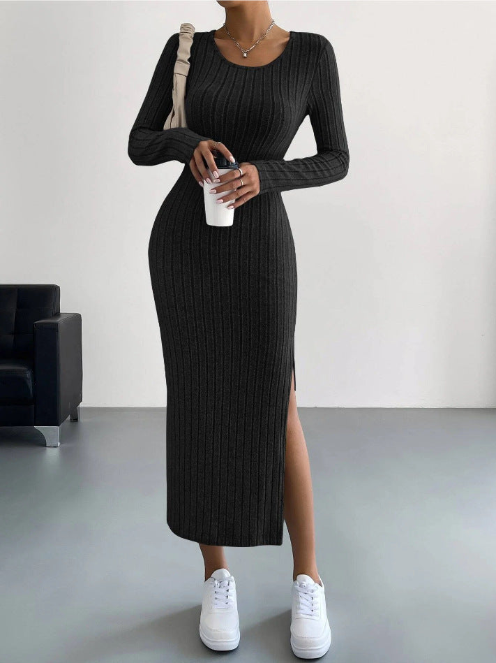 Langes Rippenkleid für Damen mit Seitenschlitz und tiefem Ausschnitt von berg-feldt