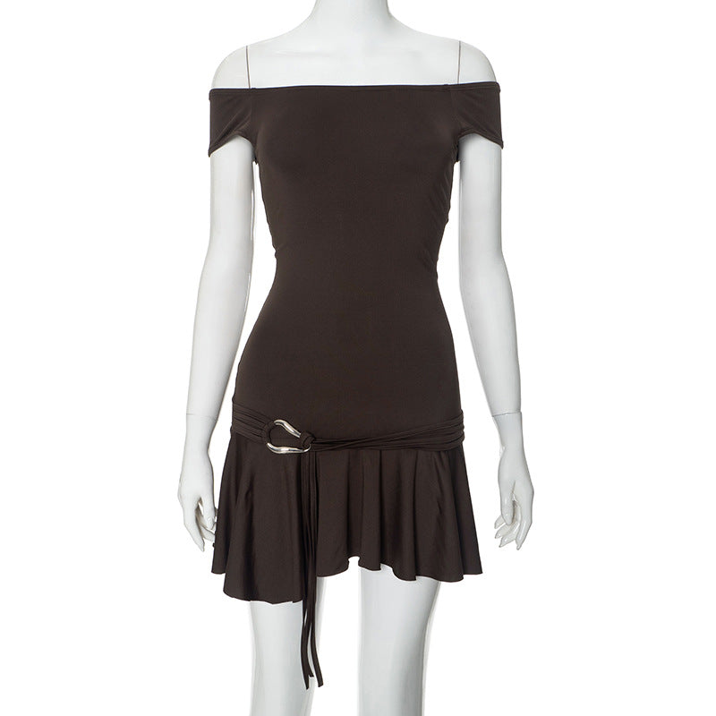 Kurzes Damenkleid mit Carmenausschnitt, ausgestelltem Saum und verstellbarem Gürtel von berg-feldt