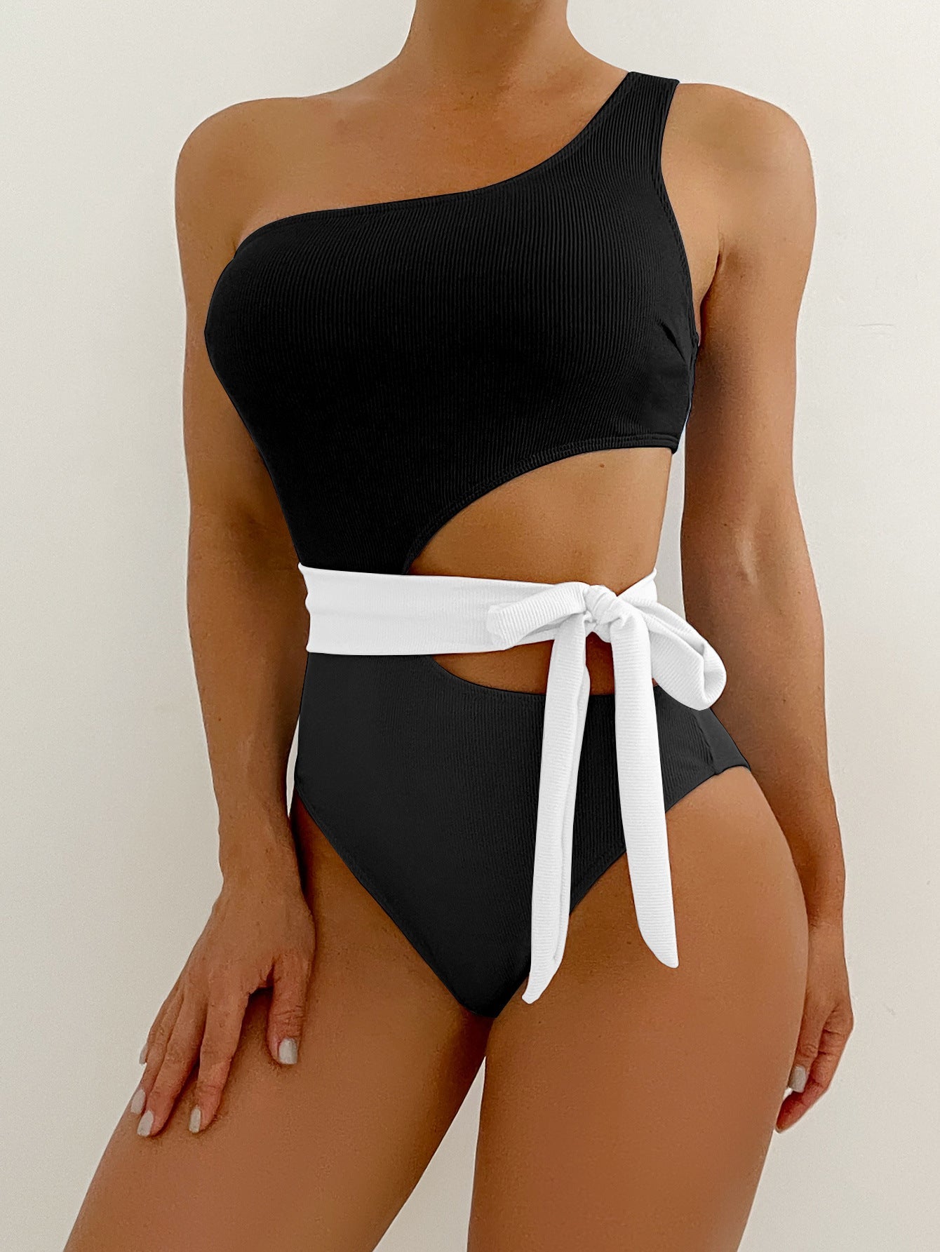 Elegantes Damen Badeanzugsmodell mit asymmetrischem Schnitt, Cut-Out und Bindegürtel von berg-feldt