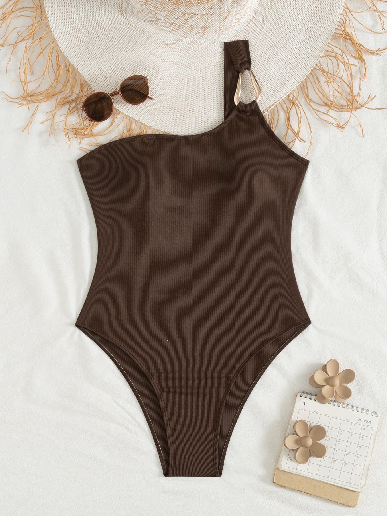 Maillot de bain élégant pour femme avec coupe asymétrique et anneau de berg-feldt