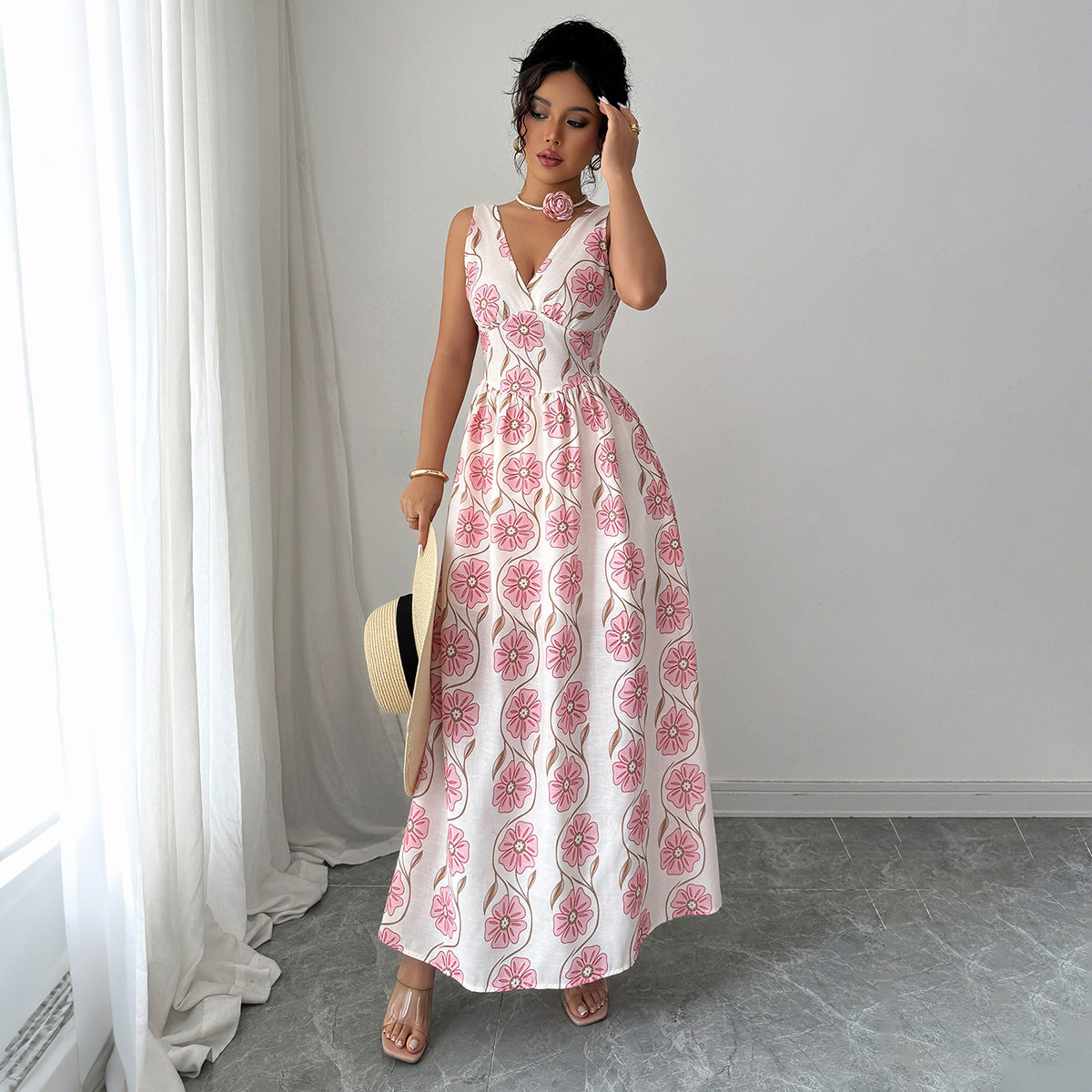 Robe longue élégante à motif floral et col en V par berg-feldt