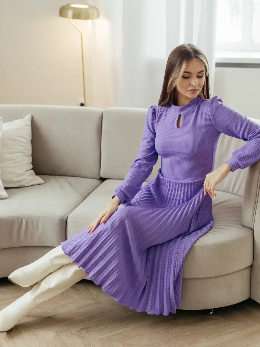 Élégante robe midi pour femmes de berg-feldt avec plis et col montant
