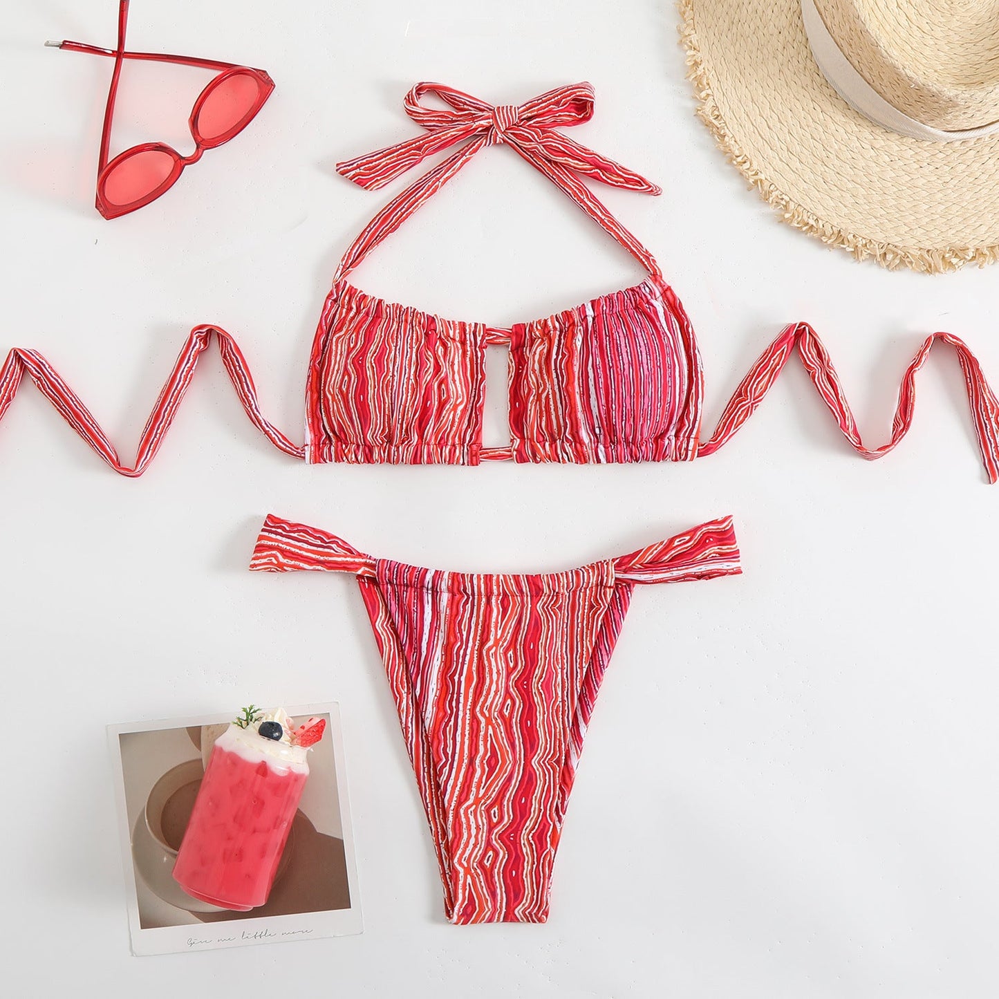 Bikini-Set für Damen mit verspieltem Bindegürtel und buntem Berg-Feldt-Muster