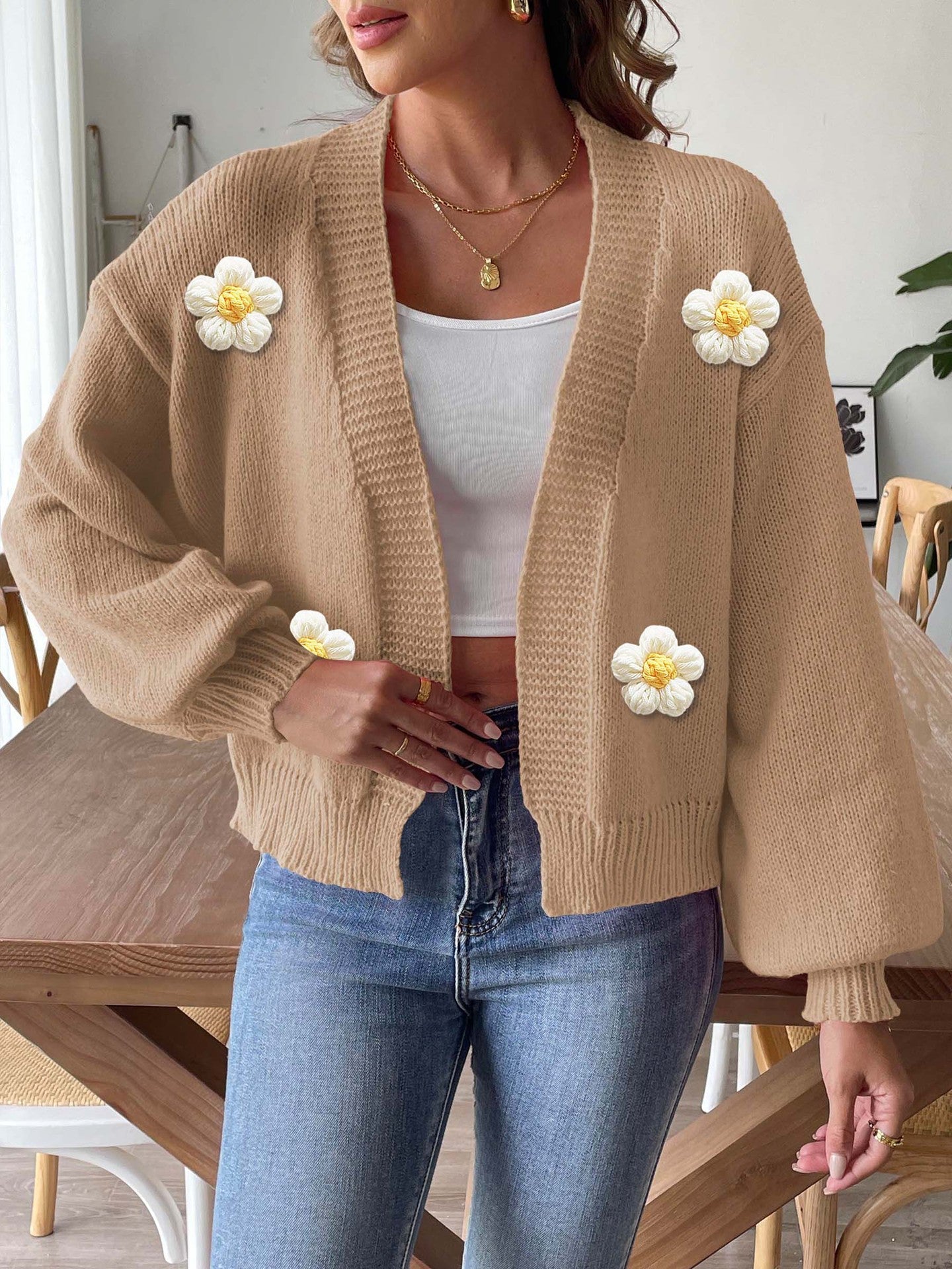 Kurzer Damen-Strickcardigan mit Blumenapplikationen von berg-feldt