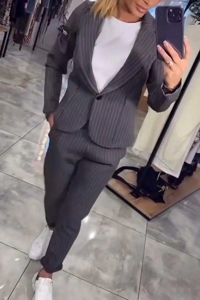 Costume tailleur à fines rayures avec blazer et pantalon Berg-Feldt pour femme