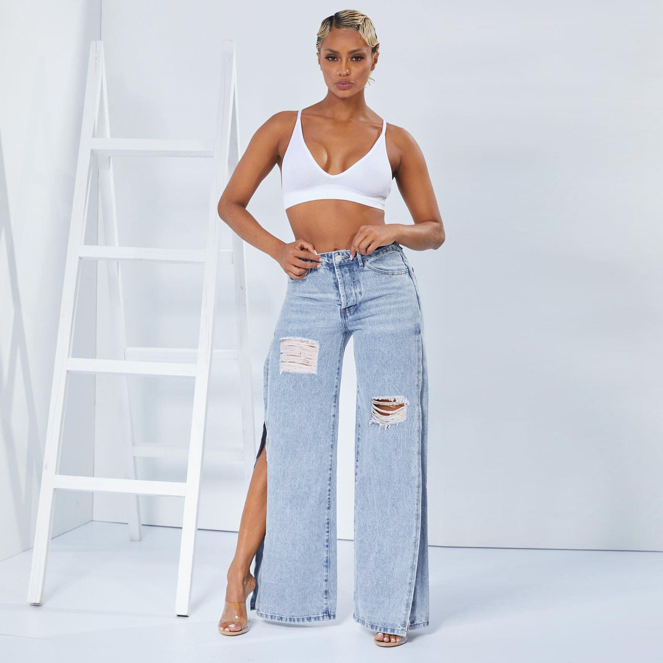 Lockere Damenjeans mit stylischen Rissen und seitlichen Schlitzen von berg-feldt