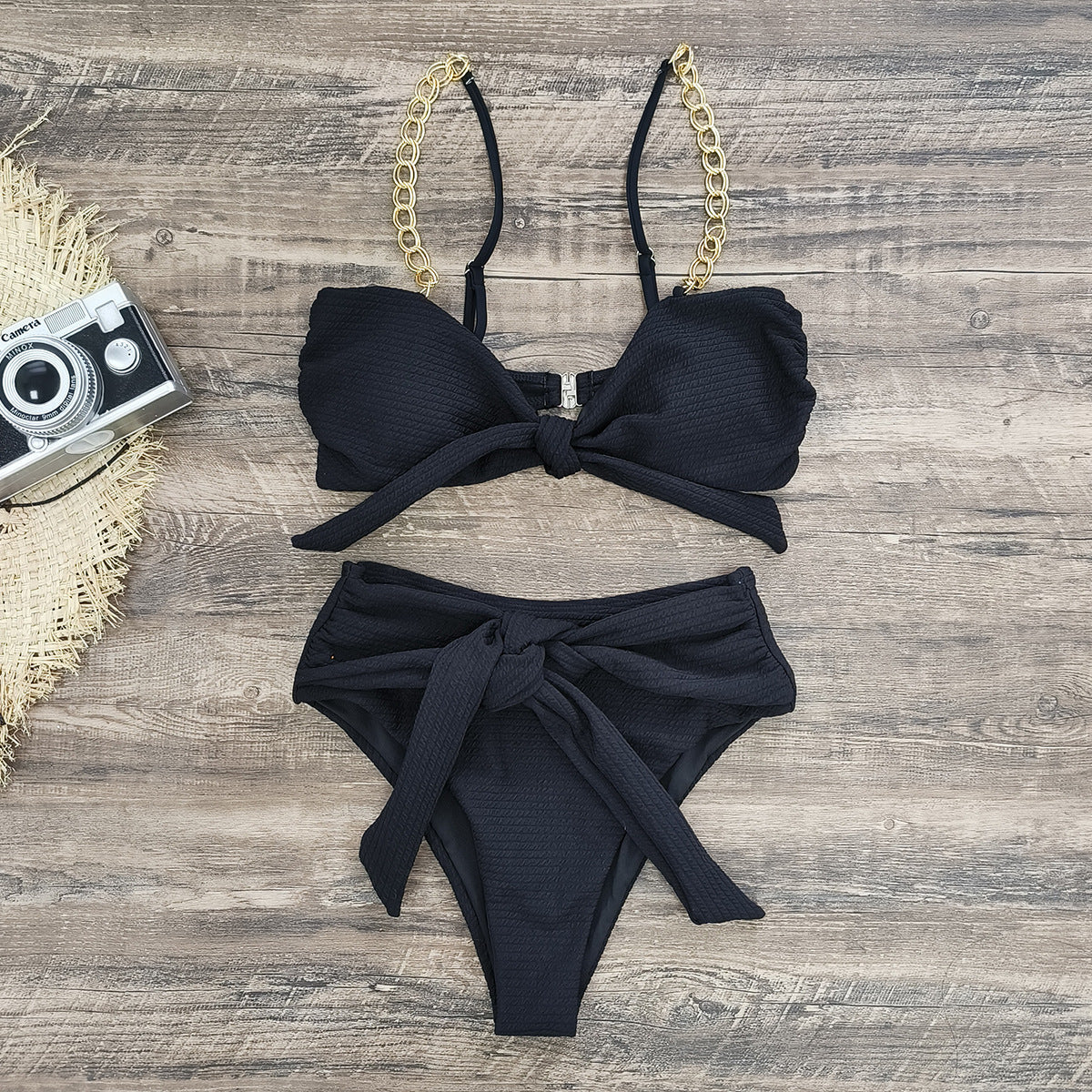 Haut de bikini et bas de maillot de bain raffinés pour femmes avec chaîne et jambe haute de berg-feldt