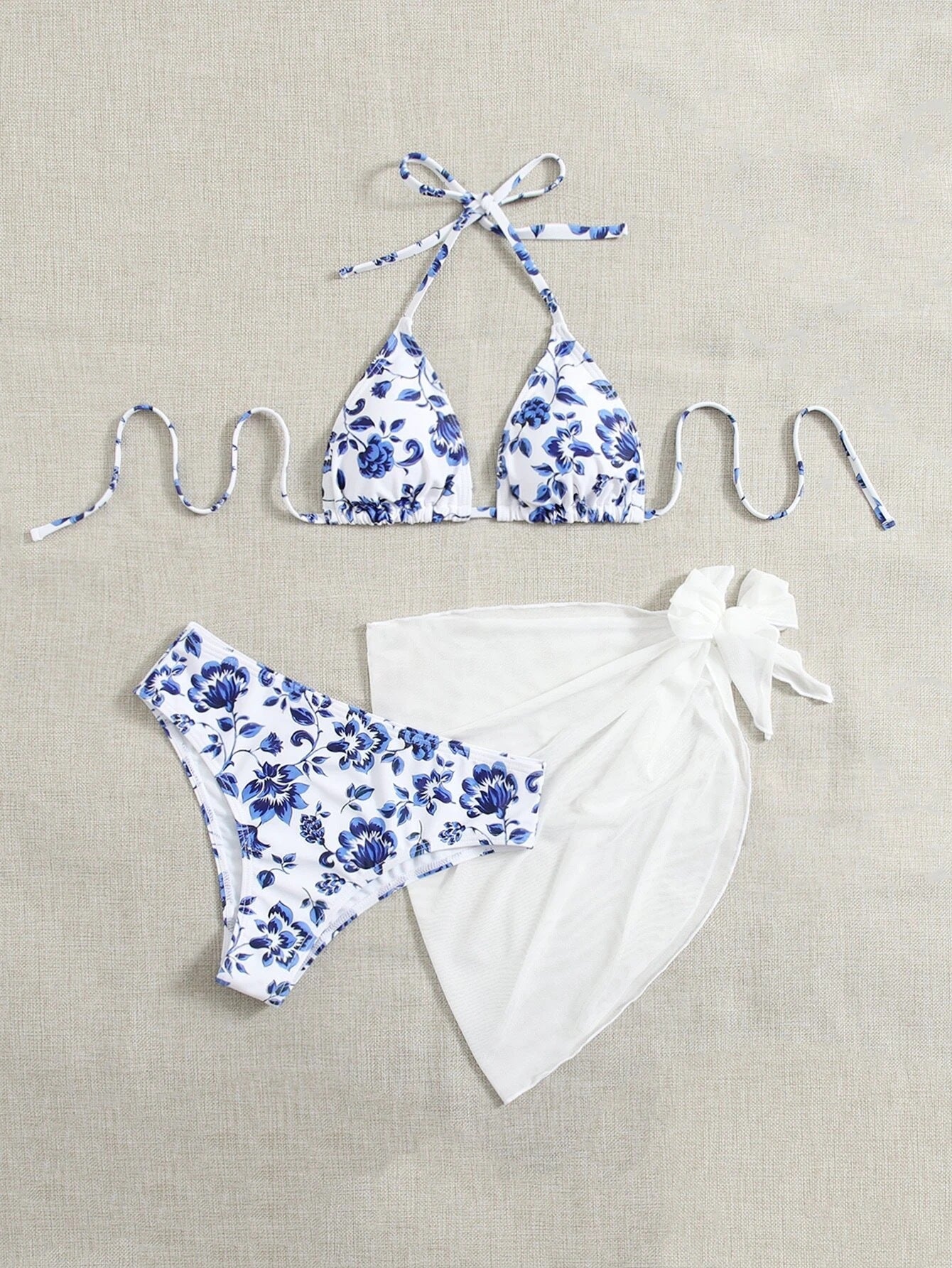 Eleganter Damen-Bikini mit Dreiecks-Oberteil und Strandtuch von berg-feldt