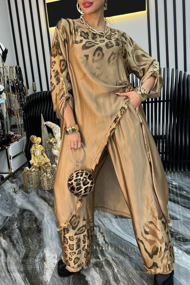 Modernes Damen-Outfit mit asymmetrischem Schnitt und auffälligen Knöpfen von berg-feldt