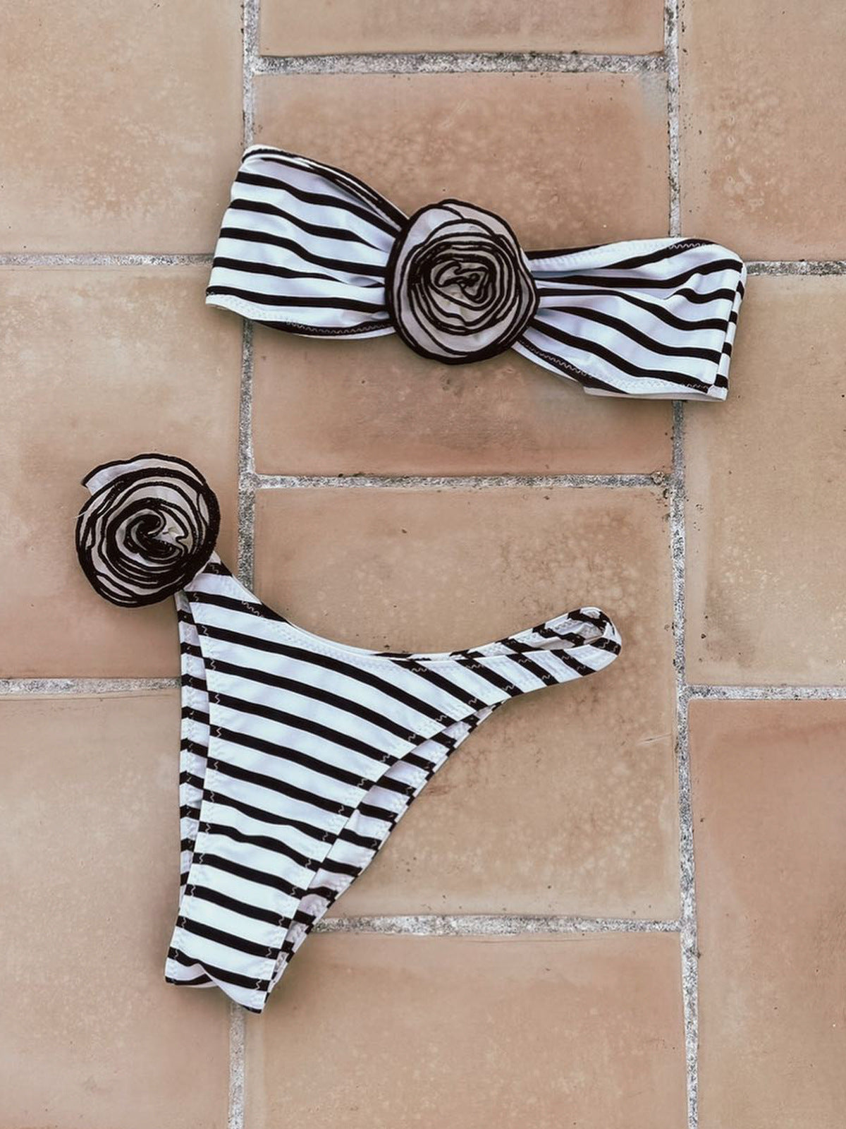 Haut de bikini et culotte Berg-Feldt à applications florales