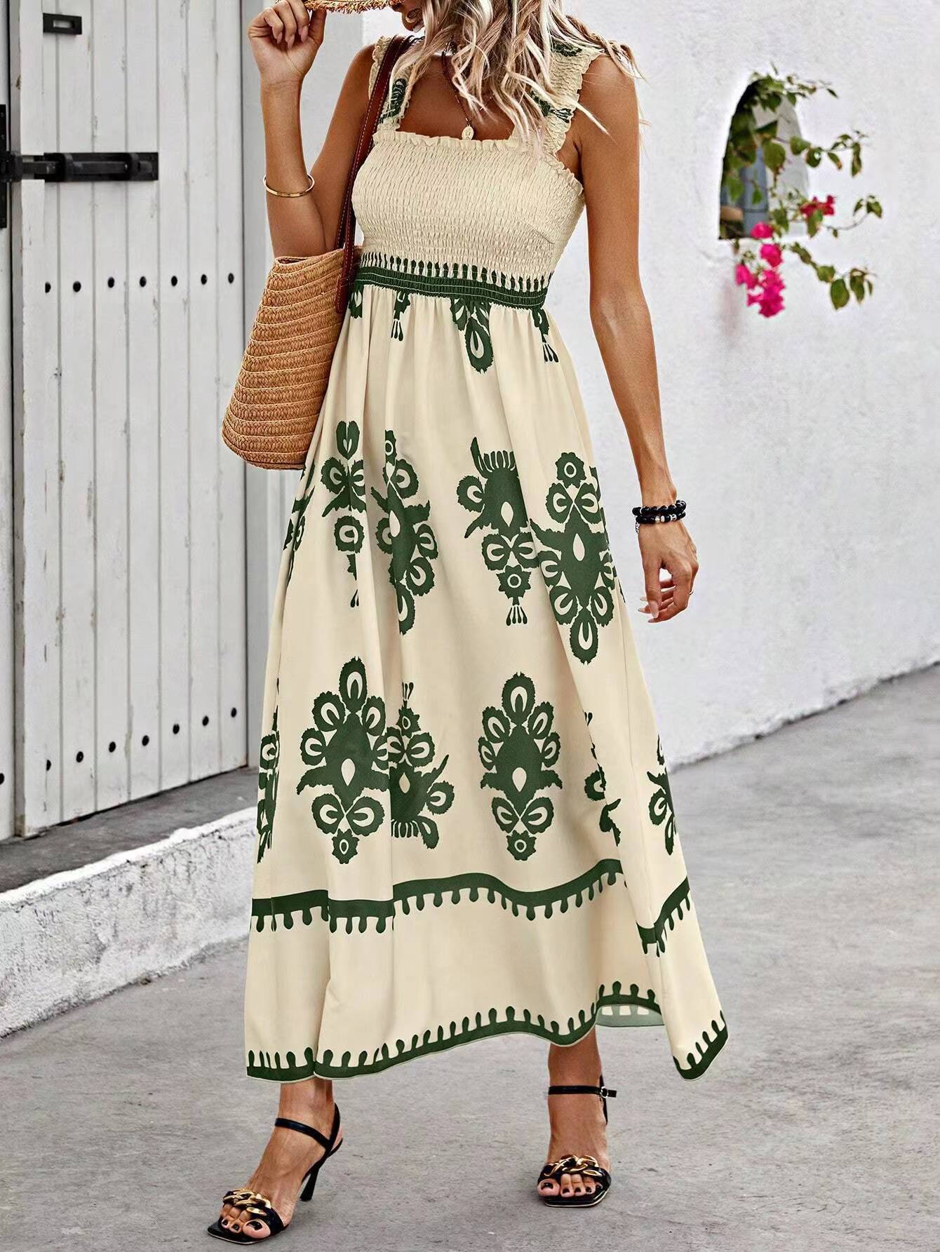Langes Damenkleid mit floralem Ikatmuster und weitem Rock von berg-feldt