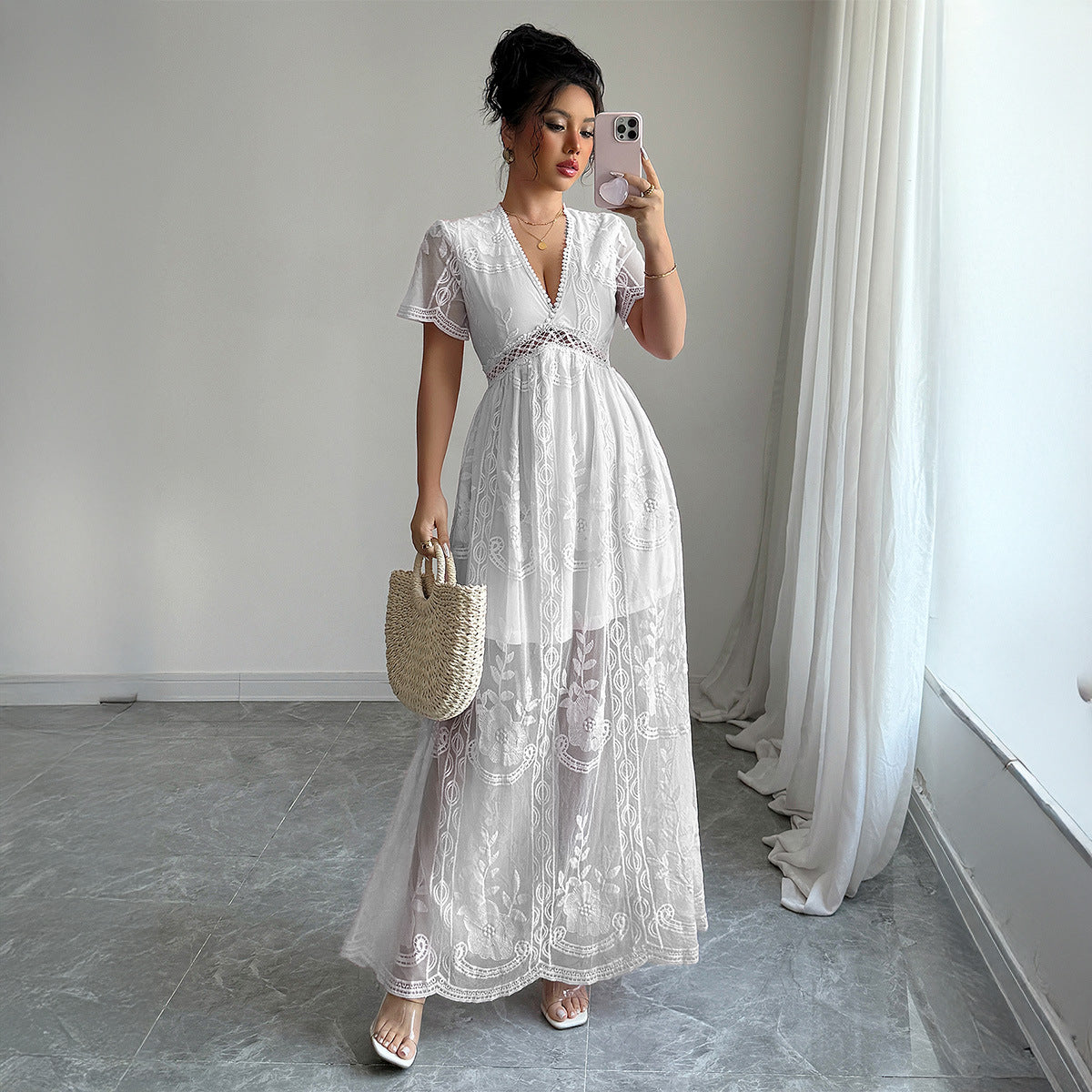 Robe longue élégante en dentelle avec décolleté en V et ceinture berg-feldt