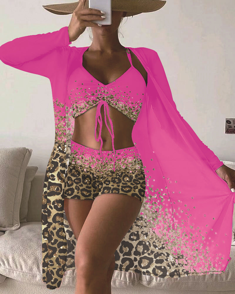 Strandmode für Damen: Blumige Strandjacke und sportliche Shorts von berg-feldt