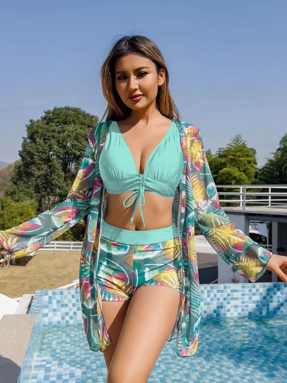Sportlicher Damen-Bikini mit Shorts und transparentem Cover-Up von berg-feldt